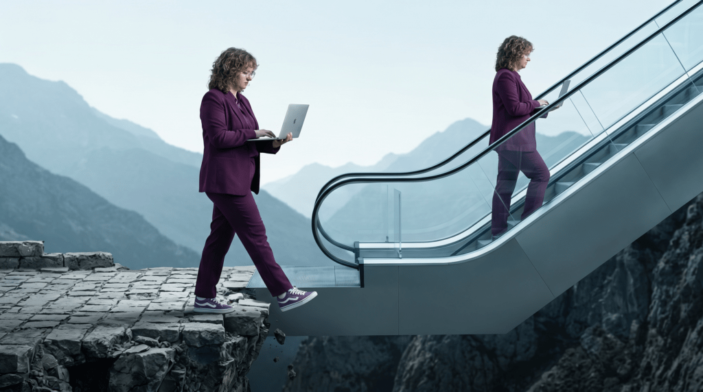 Soluciones SEO 14 Consultora SEO de perfil con traje morado mira su portátil mientras su pie queda suspendido sobre un abismo, junto a otra versión de ella misma subiendo segura por una escalera mecánica, como metáfora de migrar una web sin perder SEO - Adela Ruiz